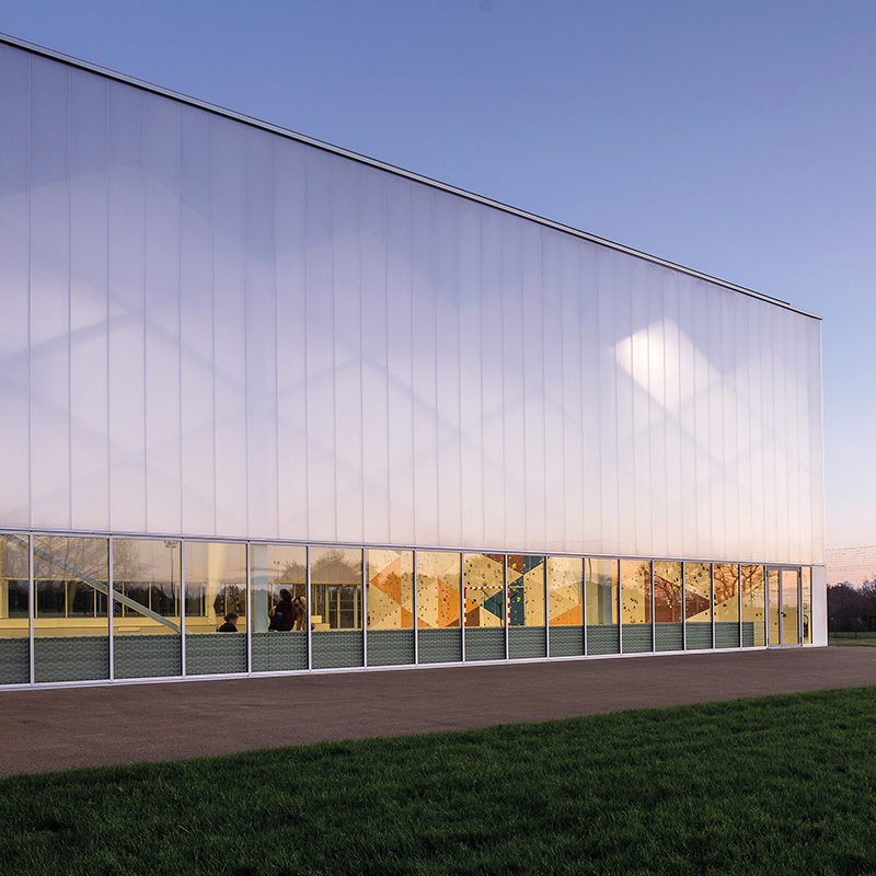Vitrage d'un gymnase sportif en polycarbonate alvéolaire